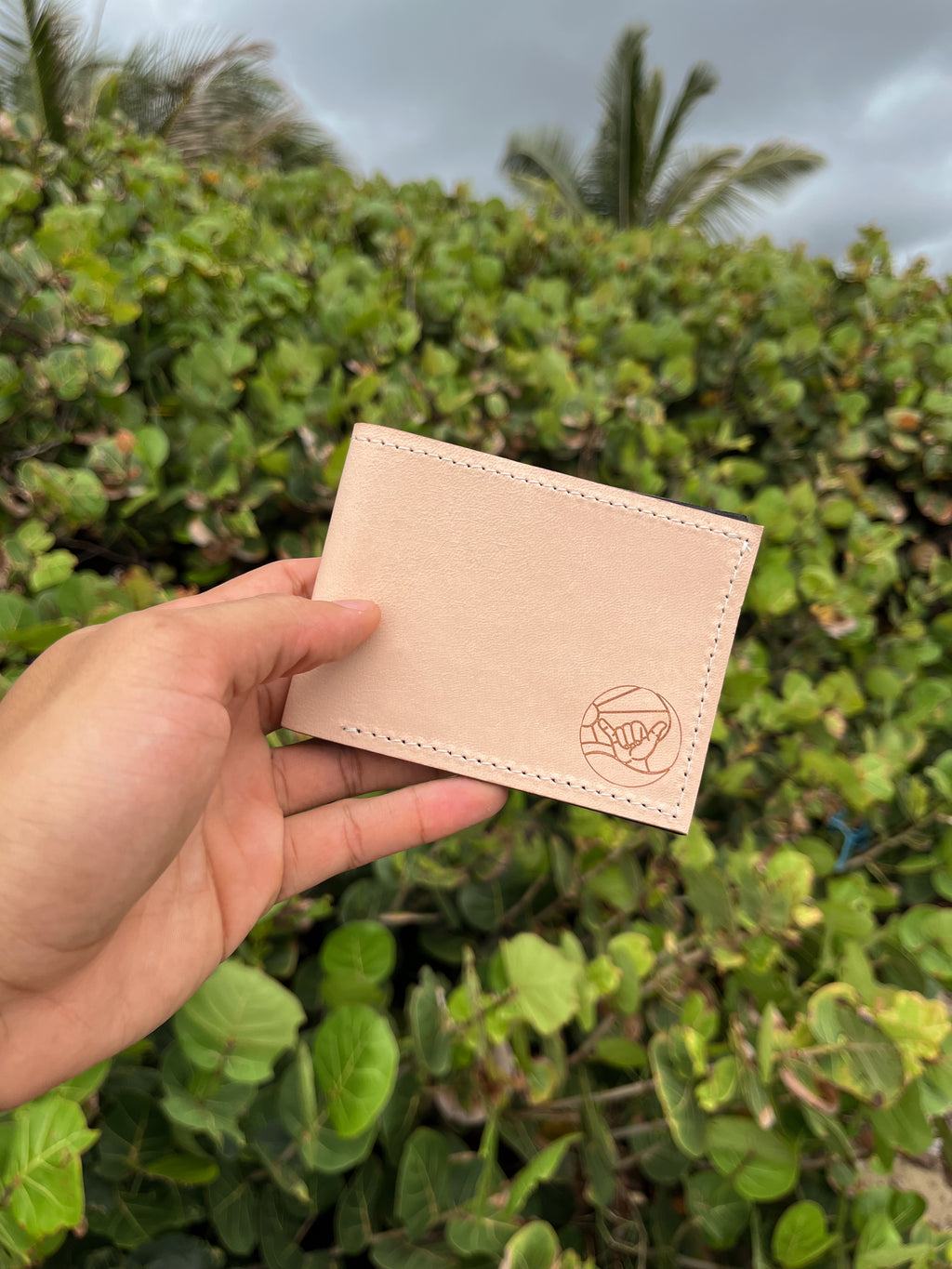 Hand made men’s beige leather wallet with Puro Paradise logo