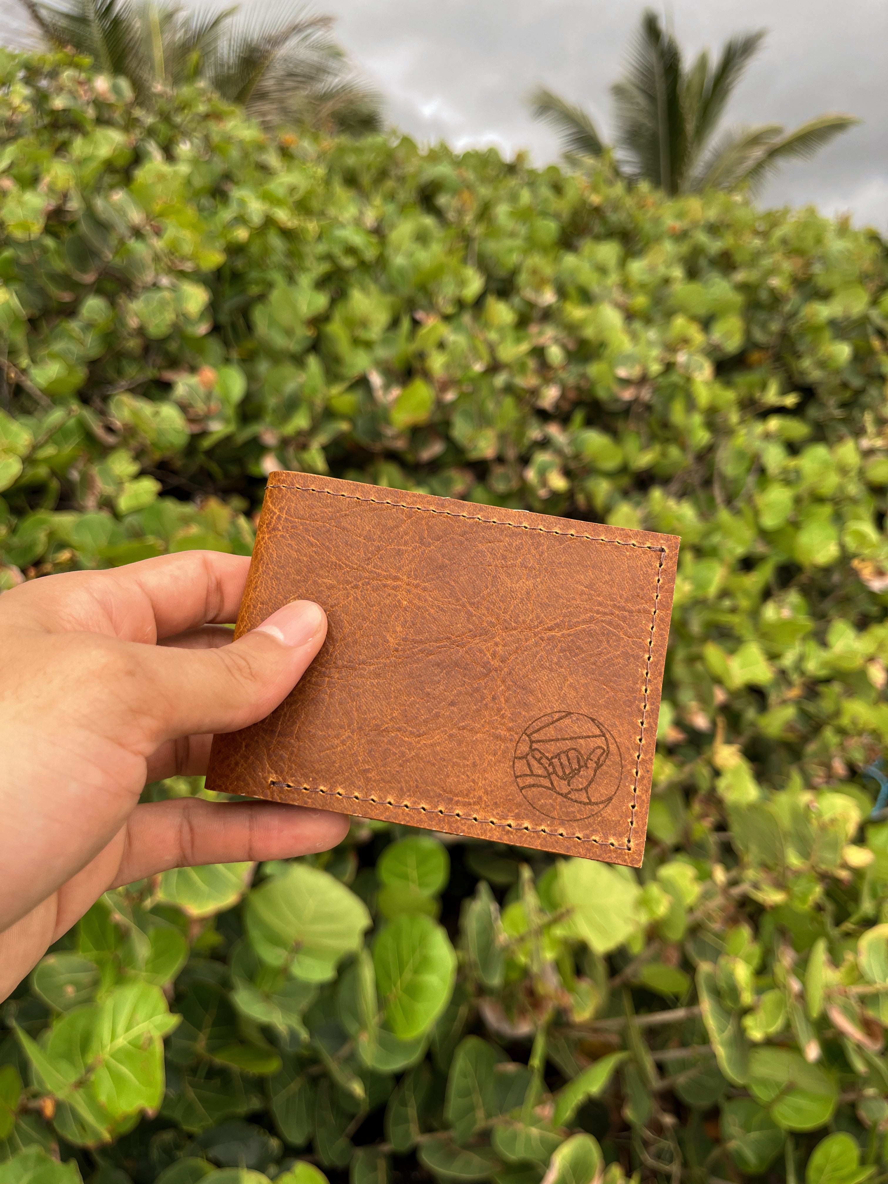 Hand made men’s brown leather wallet with Puro Paradise logo