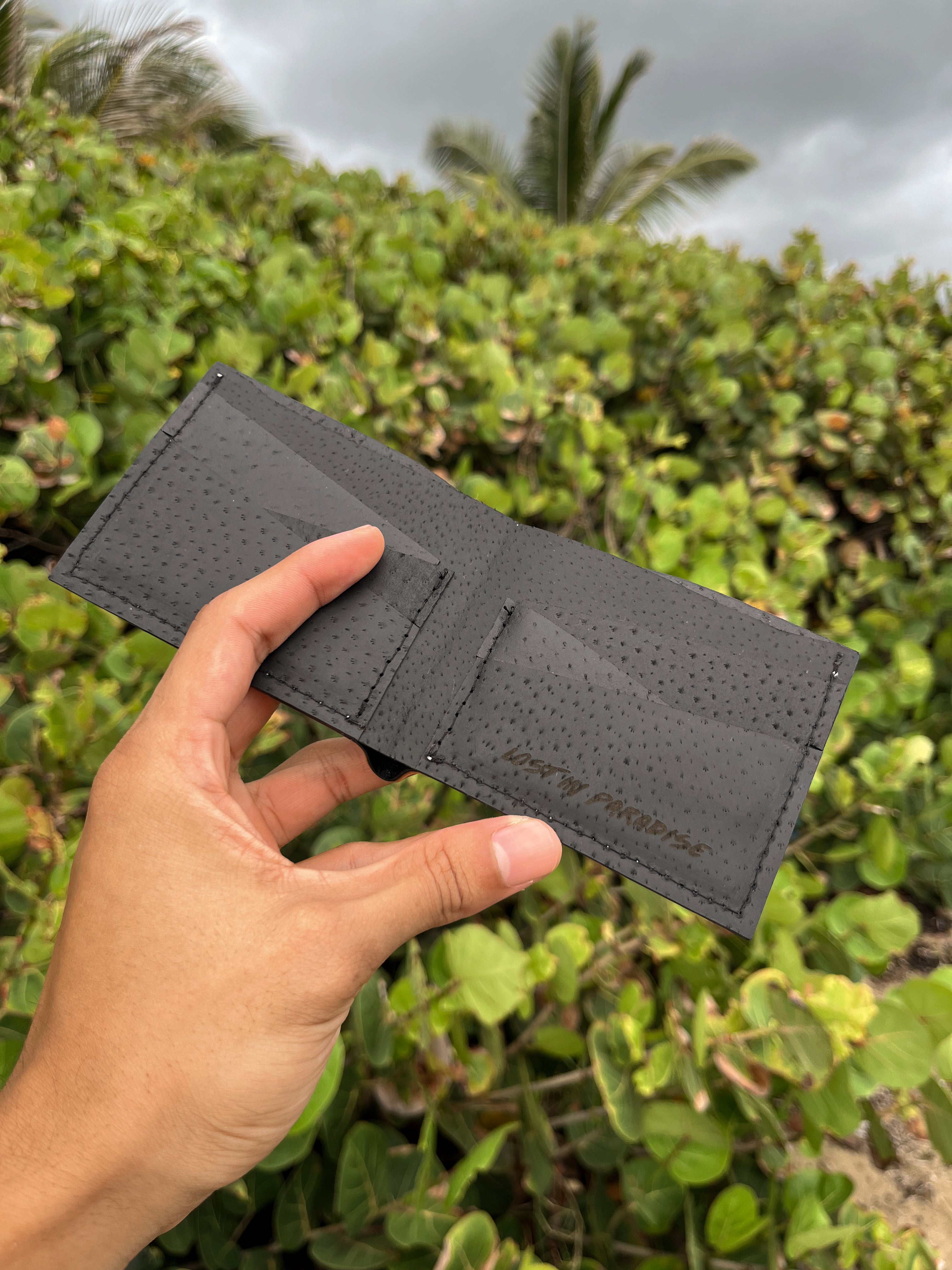 Hand made men’s brown leather wallet with Puro Paradise logo