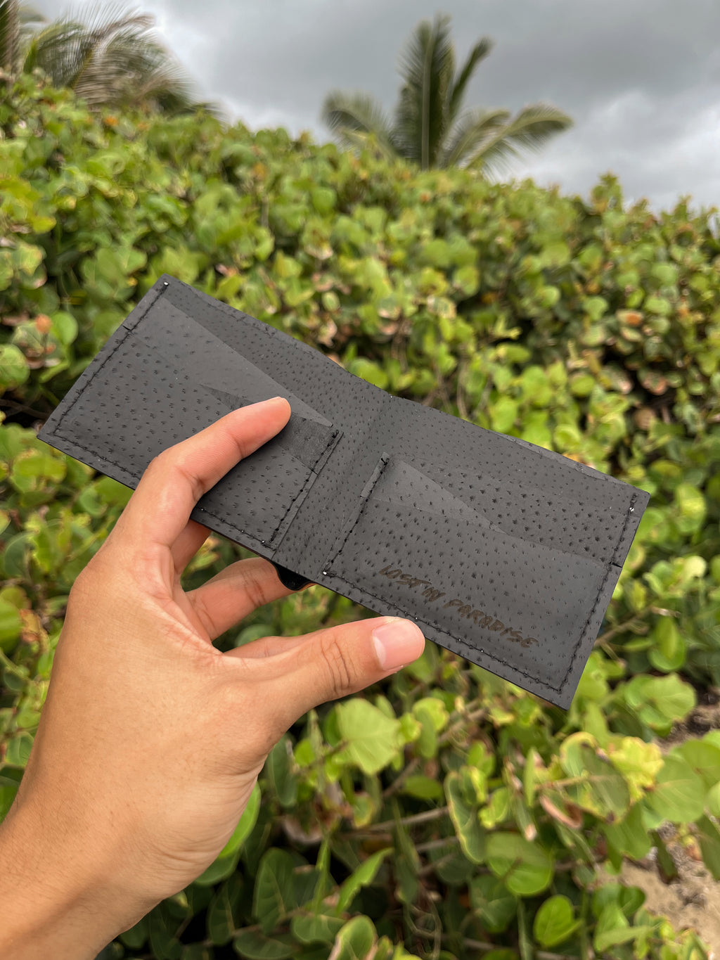 Hand made men’s beige leather wallet with Puro Paradise logo